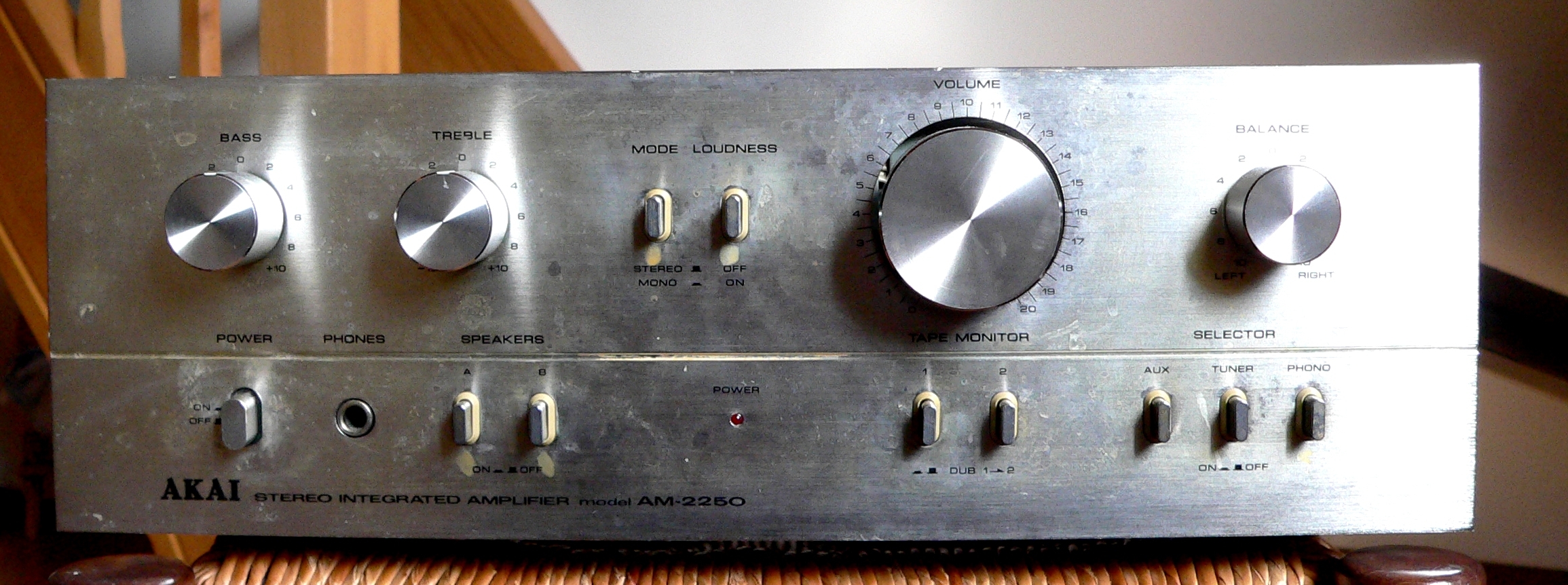 Akai AM-2250