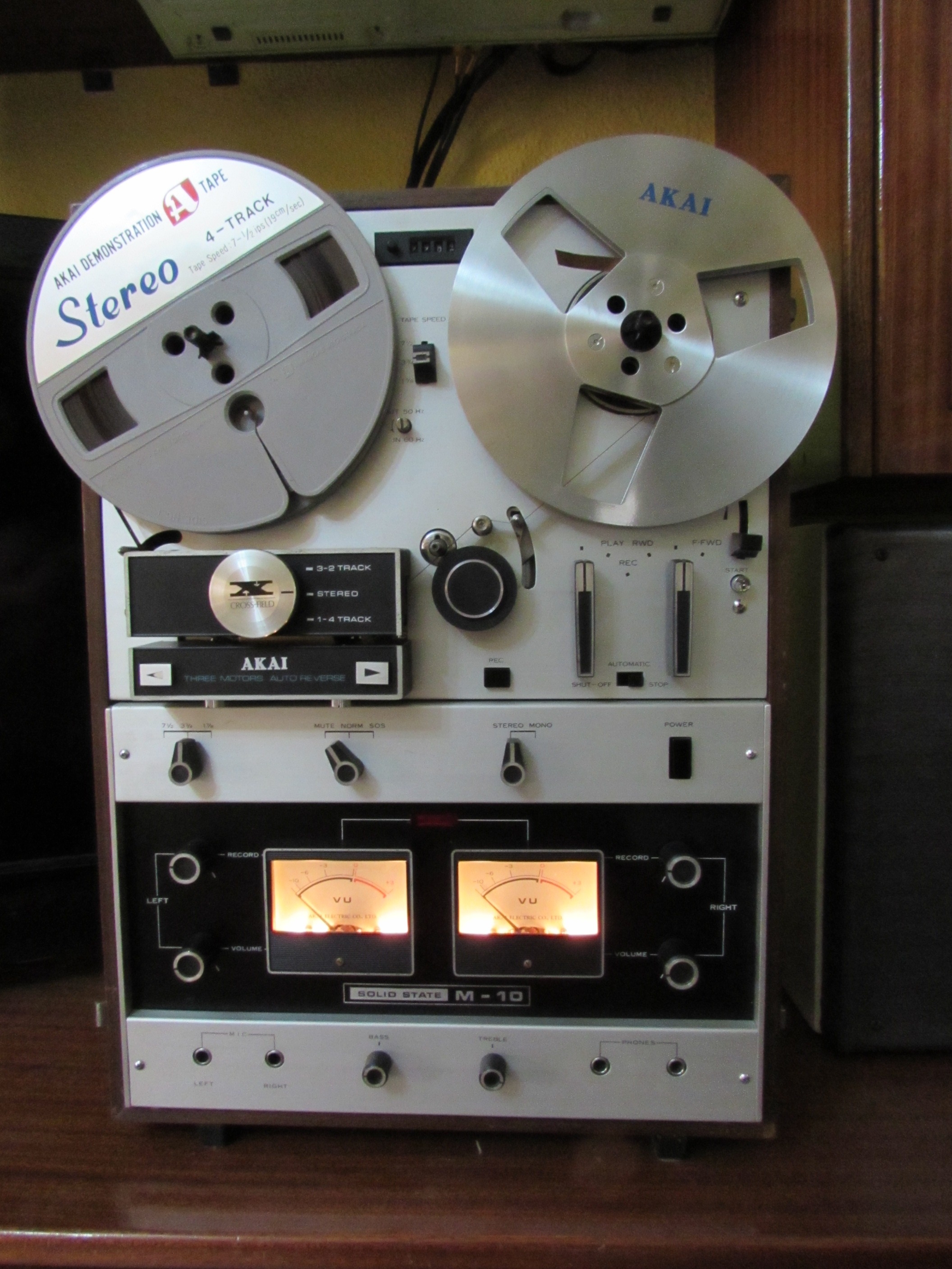 Akai M-10 (L/W)