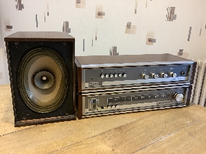 Ensemble avec une enceinte asservie