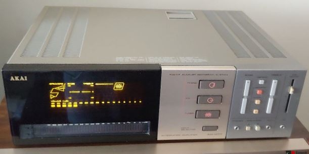 Akai AM-M77