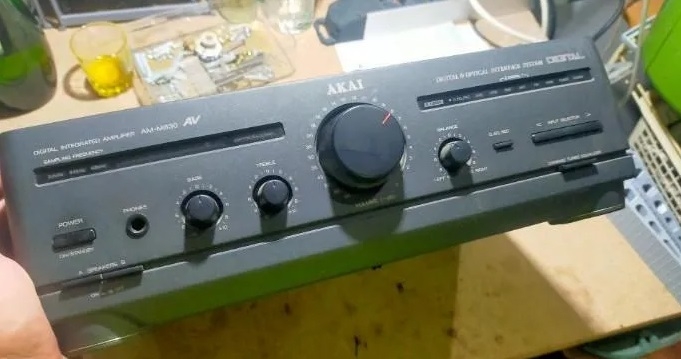 Akai AM-M830