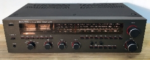 Unitra AT 9100 avec façade foncée