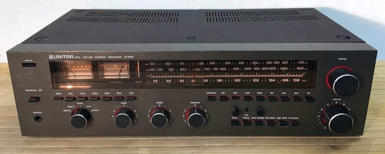 Unitra AT 9100 (version Européenne)