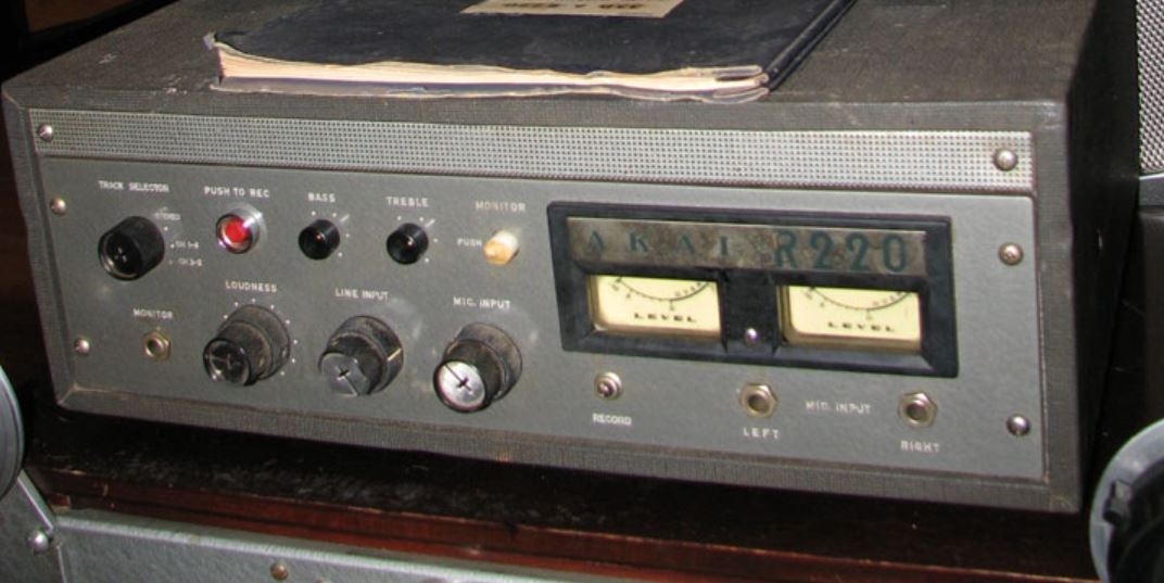 Akai R 220