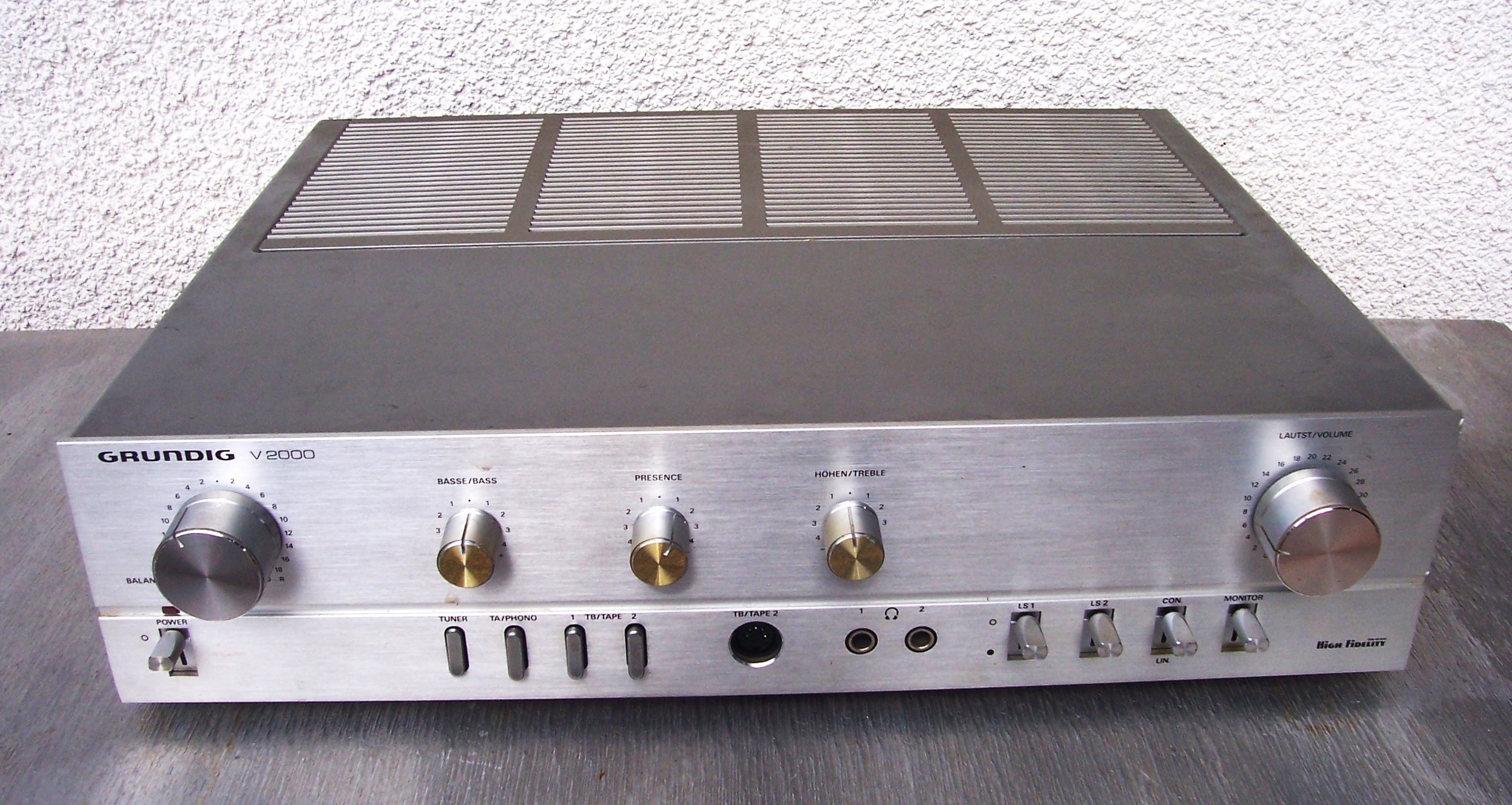 Grundig V2000