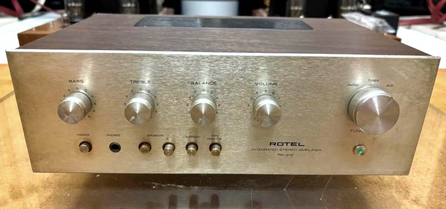 Rotel RA-212